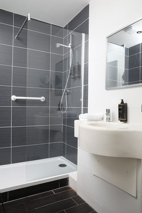 Combined shower/tub, hair dryer, towels