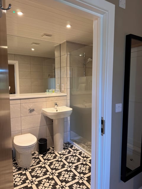 Garden Twin Room | Bathroom | Shower, free toiletries, hair dryer, towels