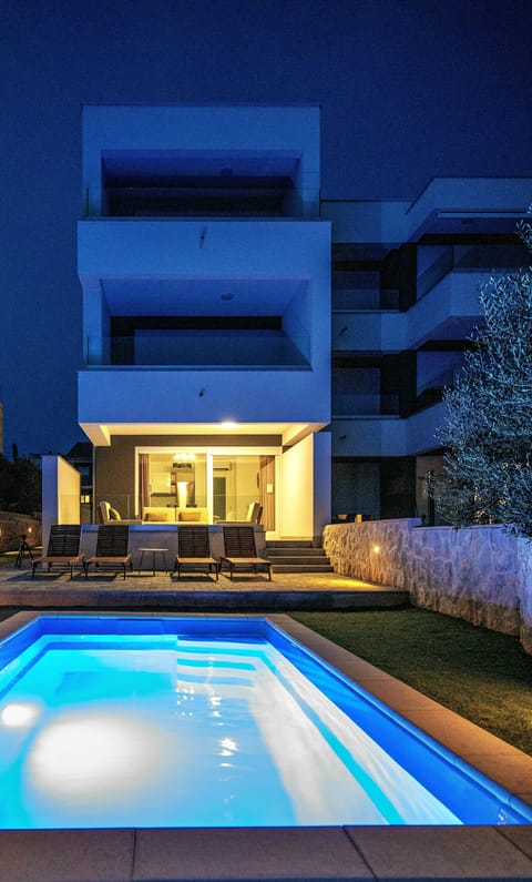 Outdoor pool, open 9:00 AM to 9:00 PM, sun loungers