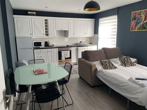Standard Apartment, Ensuite (Self Catering -sleeps 2-5) | Dining