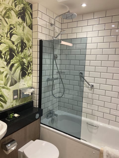 Club Room, 1 King Bed | Bathroom | Free toiletries, hair dryer, towels