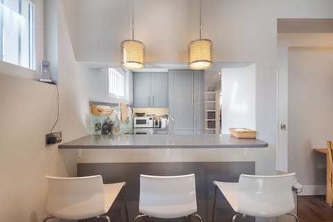 Apartment (2 Bedrooms) | Private kitchen | Full-size fridge, microwave, oven, stovetop
