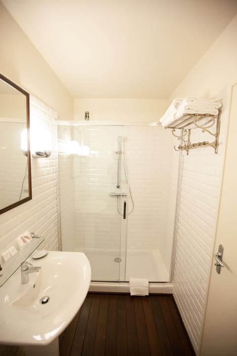 Triple Room | Bathroom | Free toiletries, hair dryer, towels, soap
