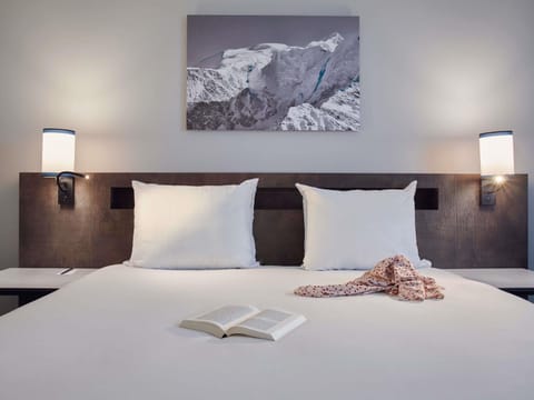 Premium bedding, pillowtop beds, in-room safe, desk