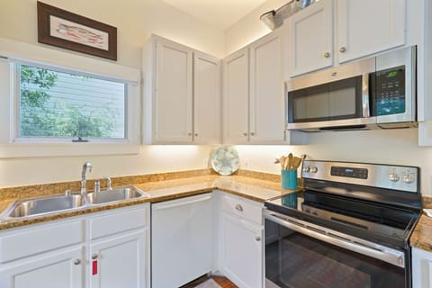 FOUR BURNER ELECTRICAL STOVE TOP, MOUNTED MICROWAVE