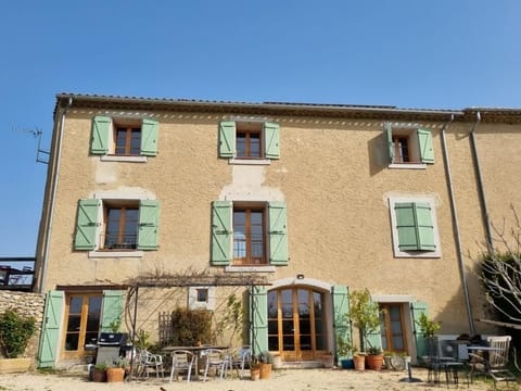 Gorgeous barn conversion offering 4 double en-suite bedrooms.