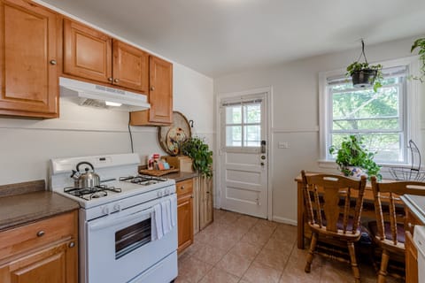 Flooring, Room, Indoors, Floor, Chair