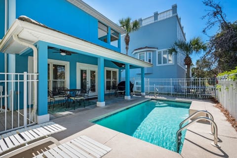 WOW look at this pool 