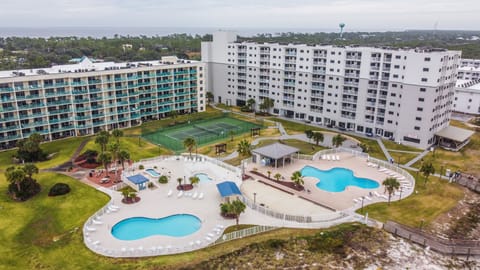 2 POOLS, HOT TUB, TENNIS AND PICKLEBALL 