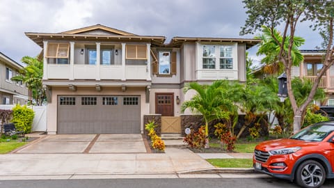Front view of the home. Parking available on the parking pad and street.