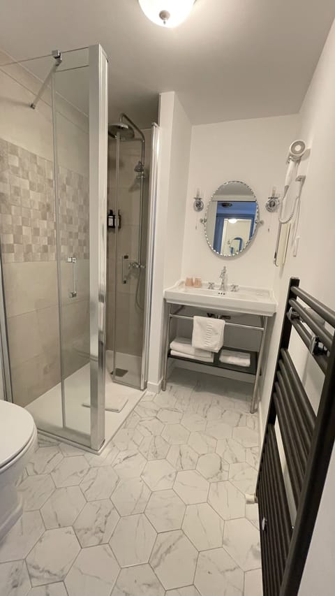Standard Double Room | Bathroom | Hair dryer, towels, soap, shampoo
