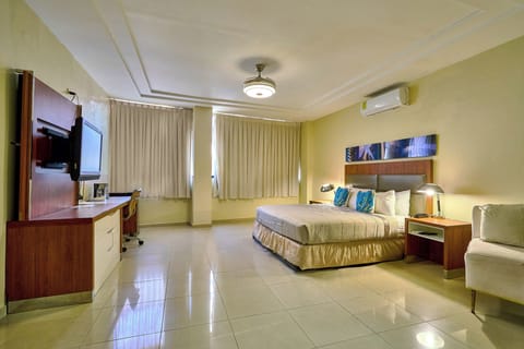 Standard Single Room | Minibar, in-room safe, desk, laptop workspace
