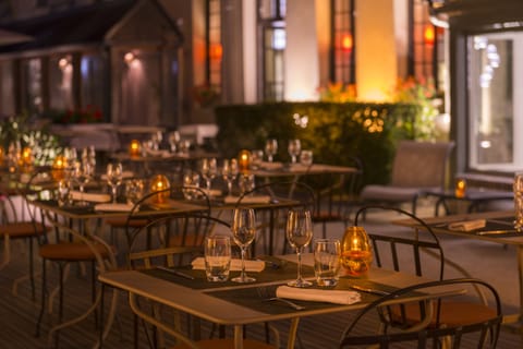 2 restaurants; lunch and dinner served