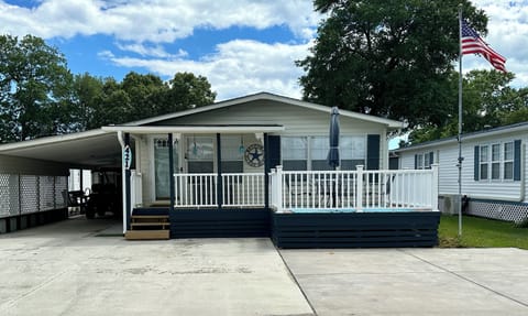 Welcome to 421 East Lake! Beautiful new floors just added in May 2024.