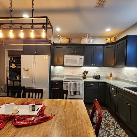 Kitchen includes all supplies, including a crock pot, instapot, blender & more!