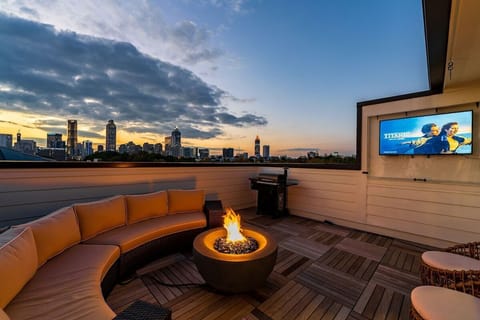 Majestic roof top with Big views of city plus outdoor TV, firepit and comfortable outdoor sitting for up to 8.