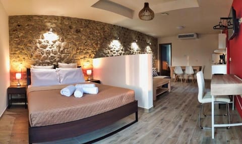 Deluxe Studio | Living area | Flat-screen TV