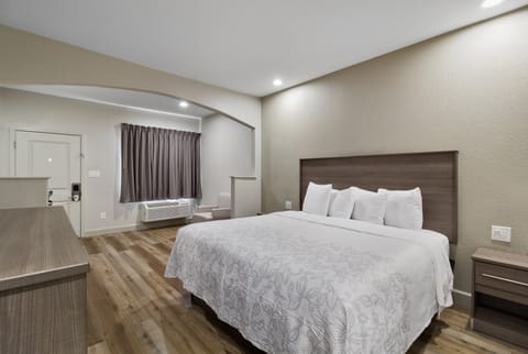 Premium Room, 1 King Bed (Upgraded Bedding & Snack, Smoke Free) | Desk, blackout drapes, iron/ironing board, cribs (free)