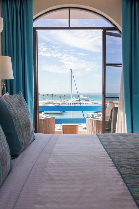 Deluxe Suite, 1 King Bed | Premium bedding, down comforters, Select Comfort beds, in-room safe