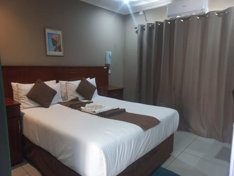 Standard Double Room | Desk, laptop workspace, iron/ironing board, WiFi (free)