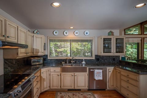 Large gourmet kitchen fully stocked