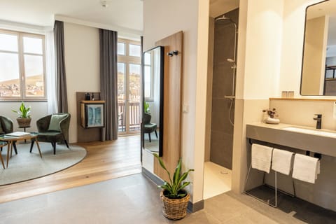 Executive Room | Hypo-allergenic bedding, free minibar, in-room safe, desk