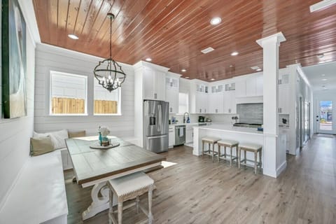 Dining Area (first floor)