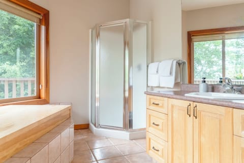 Private room with full bathroom, balcony and cove views | Free WiFi, bed sheets