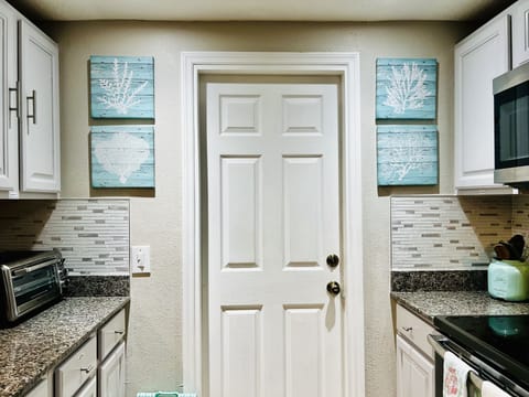 Coral reef cottage, coastal theme, Florida gulf vacation home, beach, parks, sun