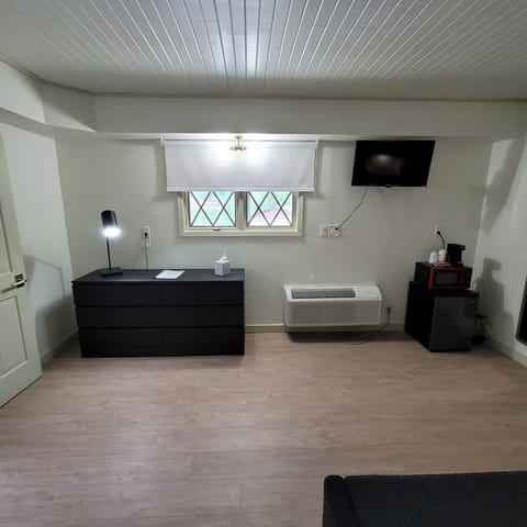 Standard Room, 1 Queen Bed, Non Smoking | Free WiFi, bed sheets