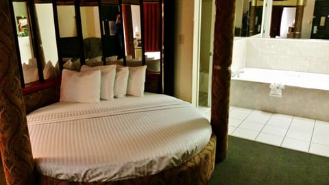 Pillowtop beds, desk, iron/ironing board, free WiFi