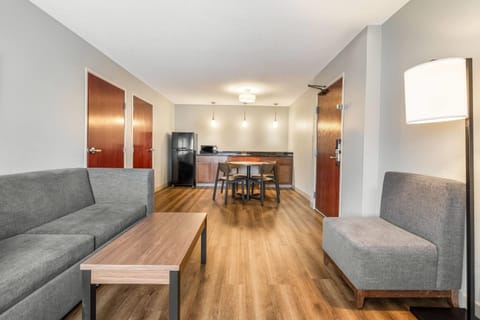 Premier Suite, 1 King Bed, Non Smoking (One-Bedroom Suite) | Desk, blackout drapes, iron/ironing board, free cribs/infant beds