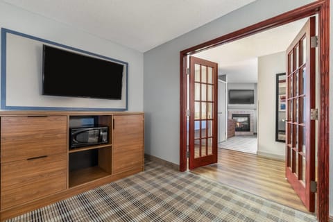 Superior Suite, 1 King Bed, Non Smoking (One-Bedroom Suite) | Desk, blackout drapes, iron/ironing board, free cribs/infant beds