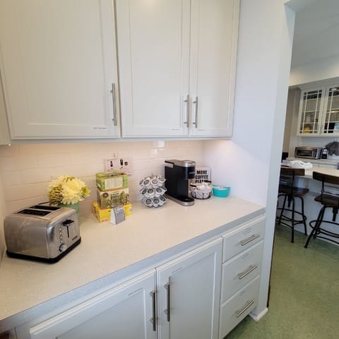 Full-size fridge, microwave, oven, stovetop