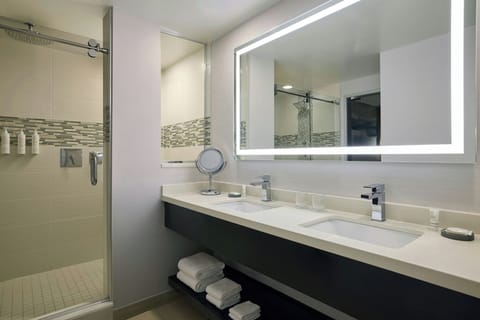 Combined shower/tub, designer toiletries, hair dryer, towels