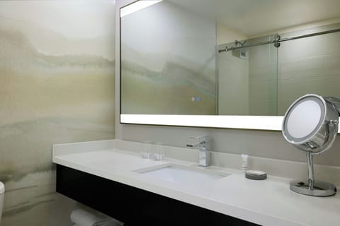 Combined shower/tub, designer toiletries, hair dryer, towels