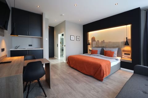Large Studio | Desk, laptop workspace, soundproofing, free WiFi