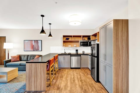 1 bedroom, desk, iron/ironing board, free cribs/infant beds