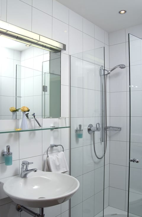 Shower, hair dryer, heated floors, towels