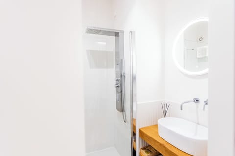 Deluxe Triple Room | Bathroom | Free toiletries, hair dryer, bidet, towels