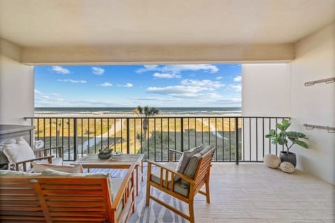 Oceanfront balcony with endless views (Villa 2)