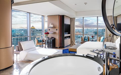 Family Room, 1 King Bed (Magnifique) | City view