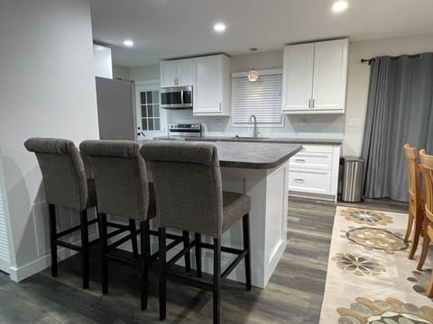 Large eat at island.