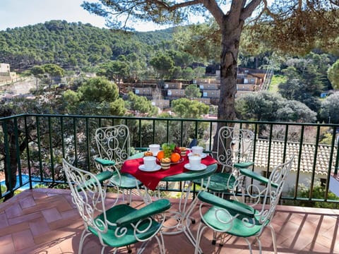 Plant, Table, Furniture, Property, Sky, Building, Chair, Flowerpot, Tree, Outdoor Furniture