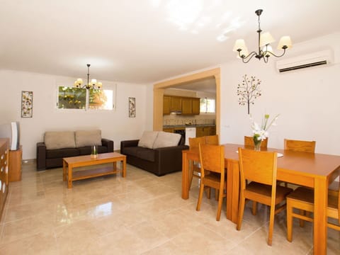 Table, Furniture, Property, Picture Frame, Plant, Houseplant, Couch, Wood, Interior Design, Lighting