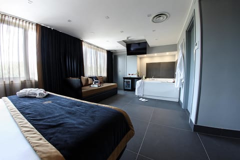 Deluxe Room, Jetted Tub | Minibar, in-room safe, desk, blackout drapes