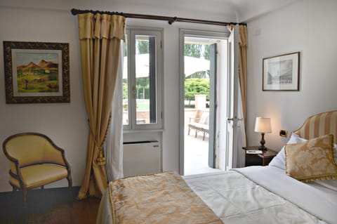 Minibar, in-room safe, desk, laptop workspace