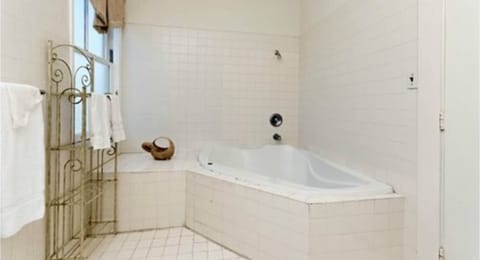 Combined shower/tub, deep soaking tub, free toiletries, hair dryer