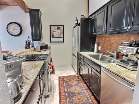 Make anything in this gourmet kitchen well stocked with cooking basics, coffee, tea.