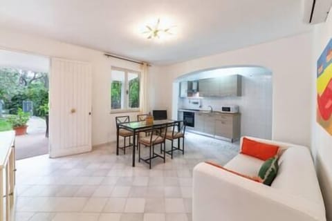 salotto con tavolo da pranzo ed angolo cottura cucina completa con finestra